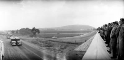 Roberto Amorós y Mariano López Mateos observan desde un puente una flotilla de trailmóviles de C.E.I.M.S.A.