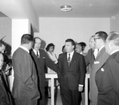 Roberto Amorós conversando con avicultores en una oficina