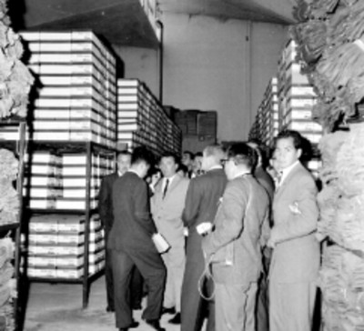 Roberto Amorós mostrando mapa a periodistas en una bodega de C.E.I.M.S.A.