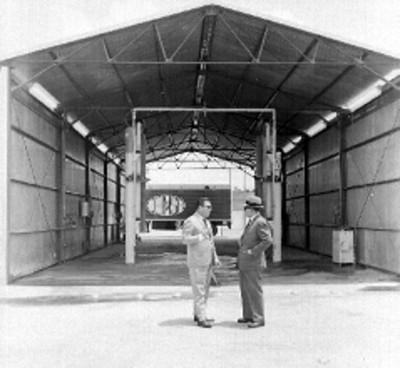 Roberto Amorós y Mariano López Mateos conversando frente al taller de lavado de CONASUPO durante su inauguración