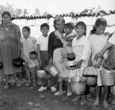 Mujeres de clase humilde formadas con sus ollas para el reparto de alimento de la CONASUPO a bajo precio