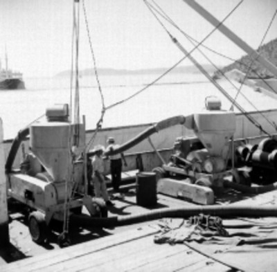 Maquinaria con ductos en el barco Constitución, durante un embarque de trigo en Guaymas