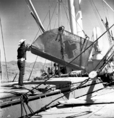 Trabajador operando una tolva en la cubierta del barco Constitución