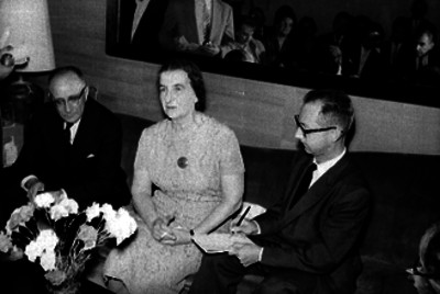 Golda Meyr, premier judía dando una conferencia de prensa con motivo de su visita a México