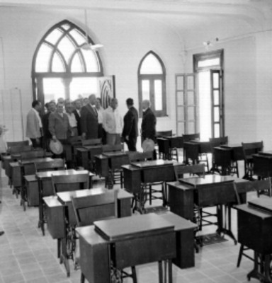 Roberto Amorós, Enrique Dupré Ceniceros, Raúl Madero y comitiva en el interior de un taller de corte y confección
