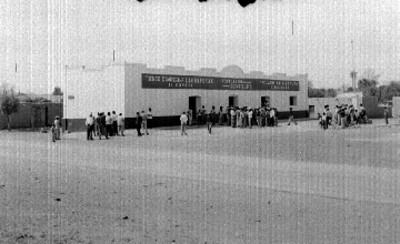 Tienda campesina, tortilleria y taller de costura de la CONASUPO, durante una visita de Roberto Amorós