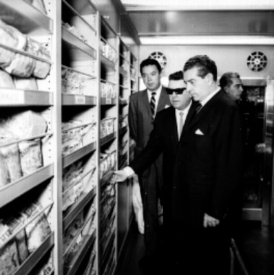 Adolfo López Mateos inspecciona el interior de una tienda móvil de la CEIMSA, acompañado por su comitiva