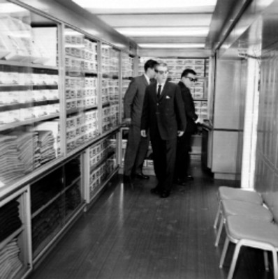 Adolfo López Mateos, Roberto Amorós, Humberto Romero y otro conversando en una tienda móvil C.E.I.M.S.A.