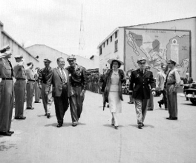 Elsa Aguirre con oficiales, recorriendo los patios de la Policia Federal de Caminos, durante su clausura de cursos