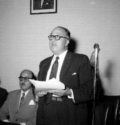 Empresario leyendo documento en el congreso de seguridad industrial