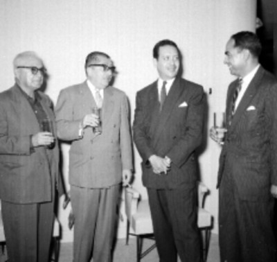 Salomón González Blanco, María Cristina Salmorán, Guillermo Candiani y empresarios en una oficina, retrato de grupo
