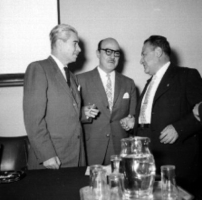 Salomón González Blanco, Guillermo Candiani y empresarios conversando durante un congreso de seguridad industrial