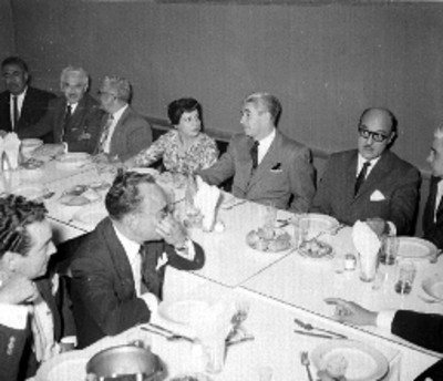 Salomón González Blanco conversa con Ma. Cristina Salmorán Salmorán en el banquete en honor a está