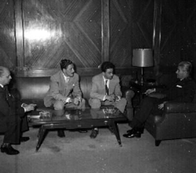 Salomón González Blanco conversa con lider obrero Yugoslavo en compañía de otros individuos