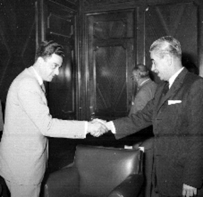 Salomón González Blanco saluda al lider obrero Yugoslavo, en su despacho