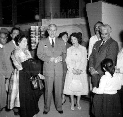 Ma. Cristina Salmorán, Salomon González Blanco y funcionarios observando a una niña durante su recepción en el aeropuerto