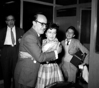 Maria Cristina Salmorán saludando a mujer durante recepción en el aeropuerto