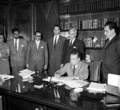 Lider de ASPA firma convenio laboral ante Salomón Blanco y otras personalidades