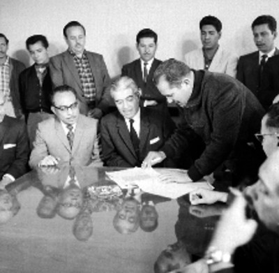 Salomón González Blanco en la firma de convenio con líderes azucareros