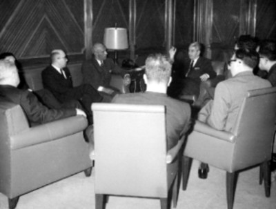 Salomón González Blanco y el representante del trabajo indú conversando en una oficina