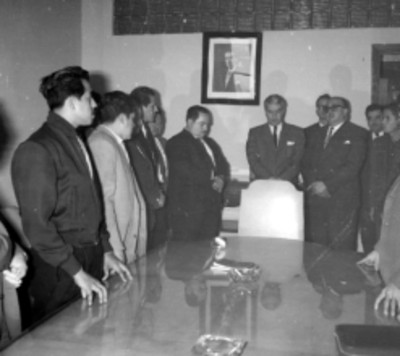 Salomón González Blanco y líderes de la C.T.M. durante un seminario de educación en una sala de juntas