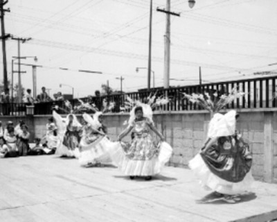 Mujeres ejecutando danza regional durante un festival del día de las madres en la escuela de la Secretaría del trabajo