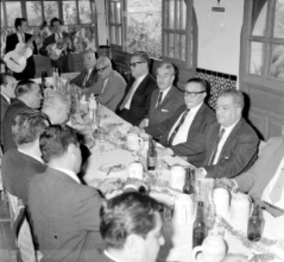 Salomón González Blanco con Fidel Velázquez Sánchez en un banquete