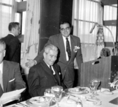 Salomón González Blanco acompañado de un individuo en la comida con Rotarios