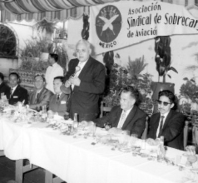 Constancia González Nava haciendo uso de la palabra durante una comida que le ofrecieron miembros del sindicato de sobrecargos de aviación