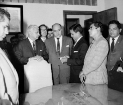 Julio Santos Coy con miembros de la ORIT en una oficina
