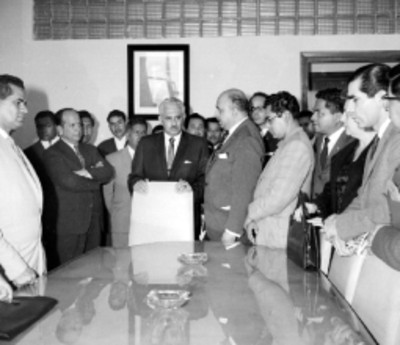 Julio Santos Coy conversando con miembros de la ORIT en una oficina