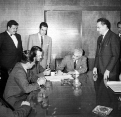 Julio Santos Coy firmando un convenio entre RAMSA y trabajadores de Radio Aeronáutica