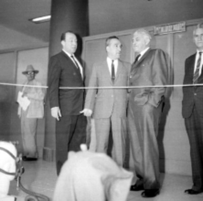 Julio Santos Coy y funcionarios observan una exposición sobre seguridad laboral, realizada en la secretaria del Trabajo
