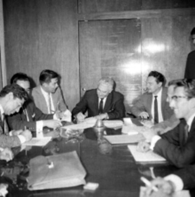 Julio Santos coy y radio-operadores del aeropuerto durante la firma de contrato colectivo en una oficina
