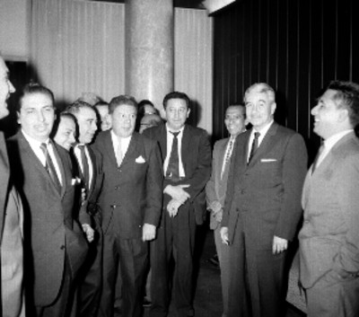 Salomón González Blanco conversando con funcionarios en el aeropuerto, durante su llegada de Kingston, Jamaica