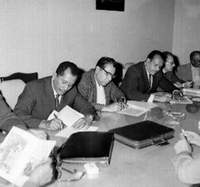 Líder de trabajadores del puerto de Veracruz firmando contrato colectivo en la Secretaría del Trabajo