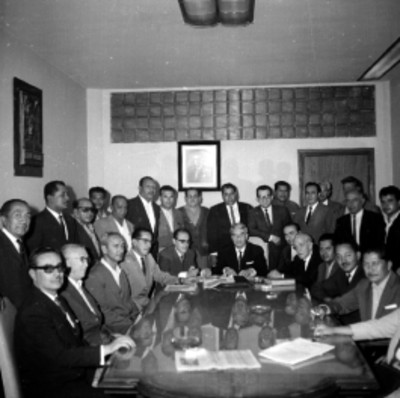 Salomón González Blanco con representantes de los trabajadores del puerto de Veracruz, retrato de grupo