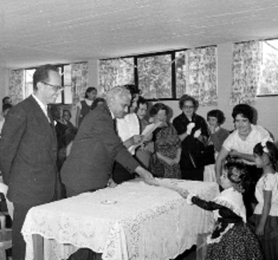 Julio Santos Coy entrega diploma a niña