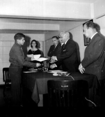 Julio Santos Coy entrega diploma a participante en los cursos del Instituto Tecnico Administrativo