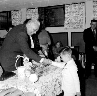 Julio Santos Coy felicita a niño en la clausura de cursos del kinder de la STPS
