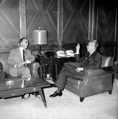 Salomón González Blanco conversando con Wolfang Hirs Weber y el Sr. Weber en la Secretaría del Trabajo