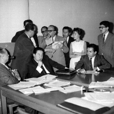 Julio Santos Coy con miembros de la O.I.T. en su despacho, durante una visita a la STPS