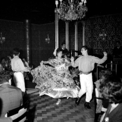 Bailarines efectuando una danza folclórica, durante un desayuno de despedida ofrecido a Saloón González Blanco