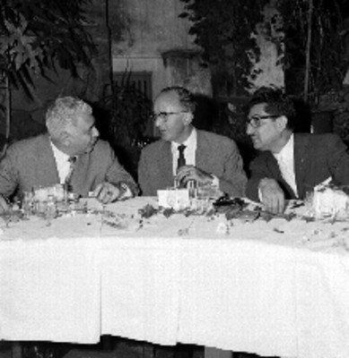 Miembros del sindicato de radiodifusión conviviendo en un banquete