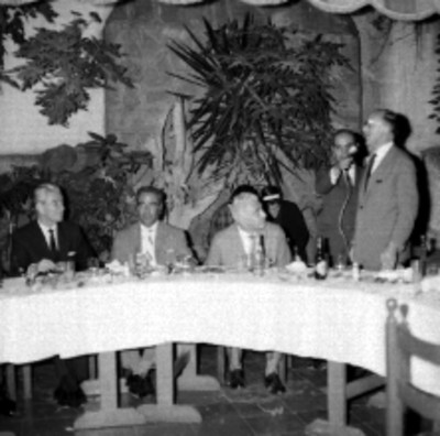 Dirigente pronuncia discurso ante Julio Santos Coy y Salomón González Blanco durante un banquete en honor a este