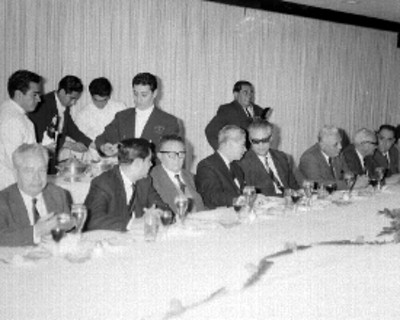 Salomón González Blanco conversa con Fidel Velázquez Sanchez en la comida con dirigentes de la radio