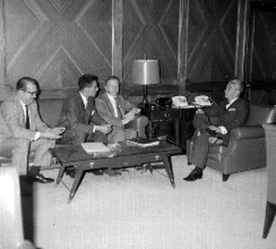 Salomón González Blanco conversa con funcionarios de la O.I.T.