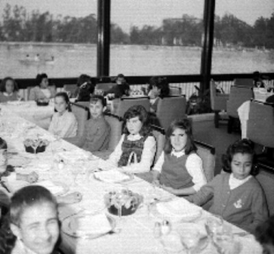 Areli, nieta de Salomón González Blanco durante una comida con otras niñas en un restaurante del nuevo Chapultepec