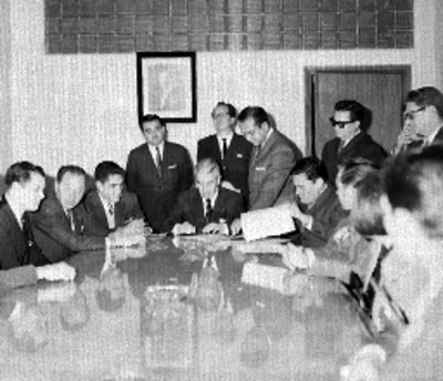 Salomón González Blanco, líderes huleros y empresarios durante la firma del contrato colectivo en la SEcretaría del Trabajo