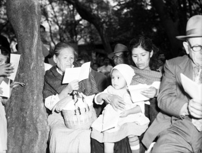 Mujeres con folletos durante una campaña de salud en Chapultepec